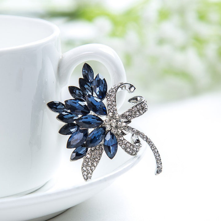 Funkelnde Brosche mit Floralen Design Karnz