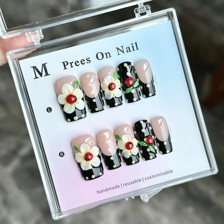 Handgefertigtes dekoratives Druck-Nagelset mit floralem Akzent