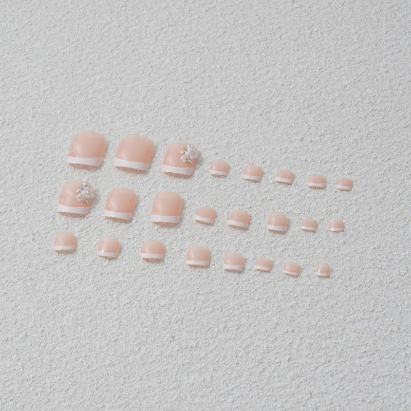 Kunstnagelset mit elegantem französischen Spitzen-Design und glitzernden Akzenten Karnz