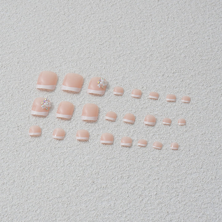 Kunstnagelset mit elegantem französischen Spitzen-Design und glitzernden Akzenten Karnz