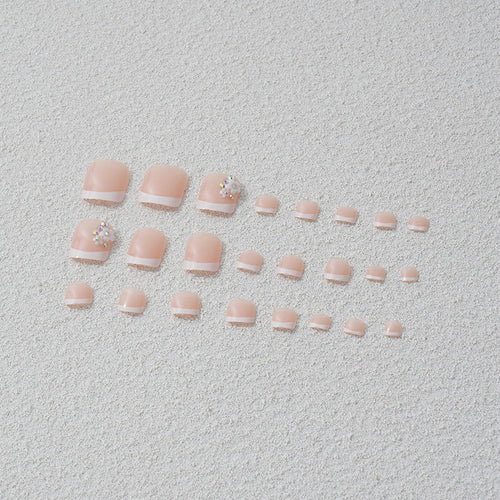 Kunstnagelset mit elegantem französischen Spitzen-Design und glitzernden Akzenten Karnz