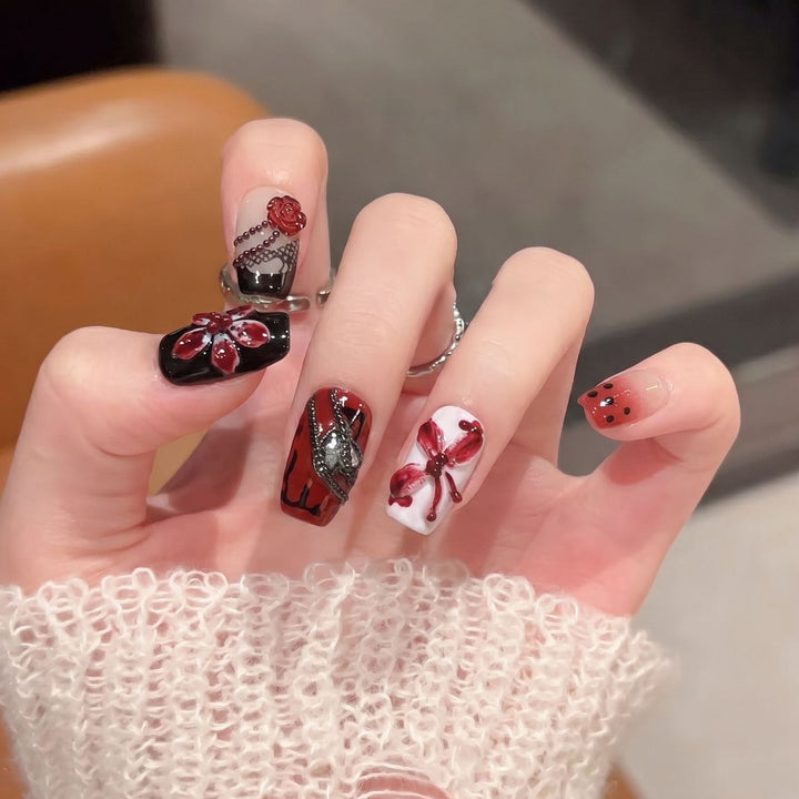 Künstlerisches Nagelschmuck Press-On Set mit einzigartigen floralen und Edelsteindesigns Karnz