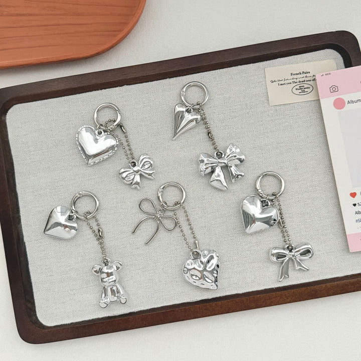 Herzförmiger Charm-Schlüsselanhänger mit Schleife Karnz