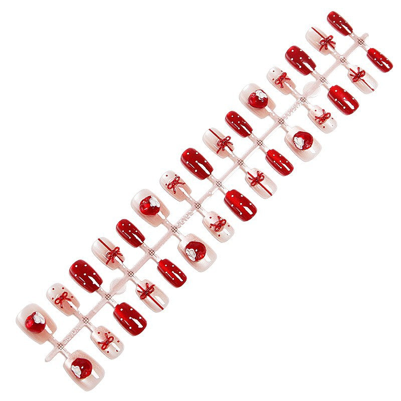 Kunstnagelset mit festlichem Geschenk-Design und eleganten Glitzer-Akzenten Karnz