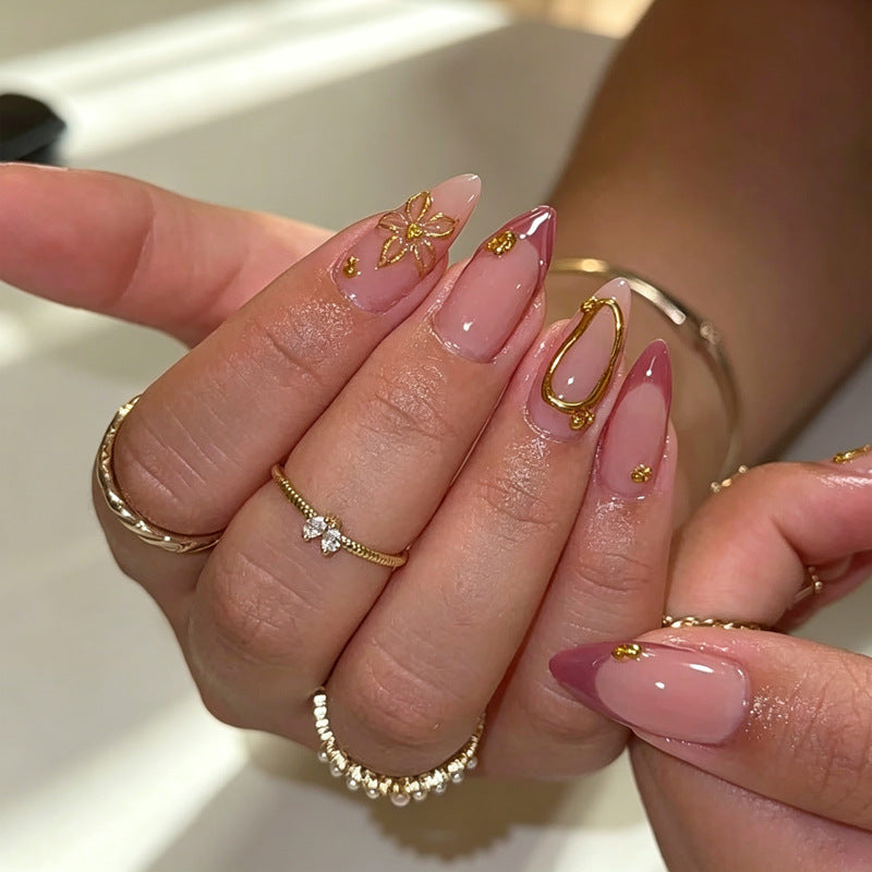 Kunstvolle Nagelspitzen mit zarten Goldakzenten Karnz