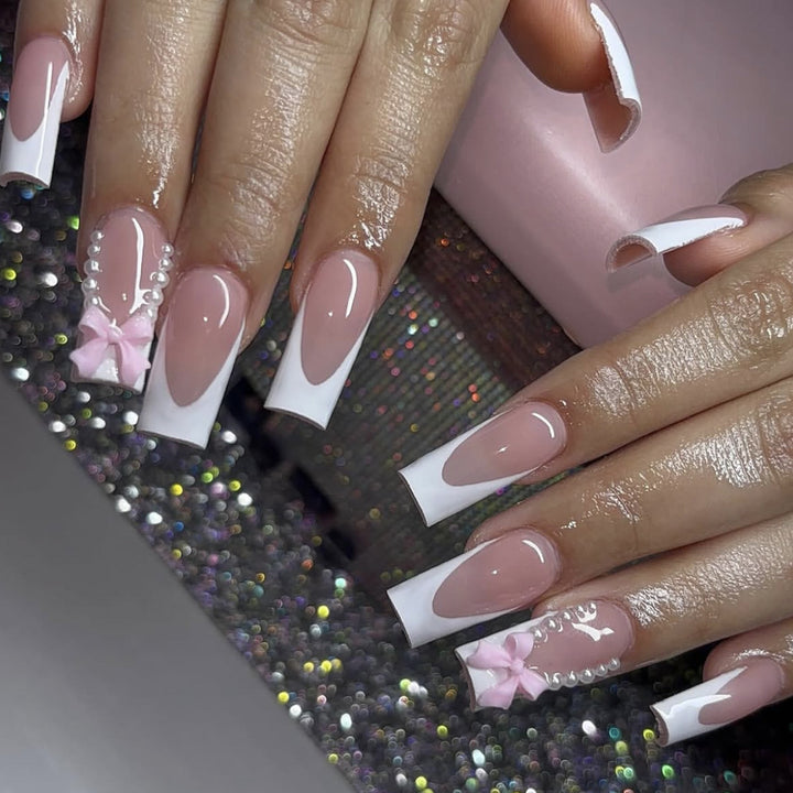 Elegante Stiletto-Nagelkunstverlängerungen mit Perlen- und Schleifenakzenten Karnz