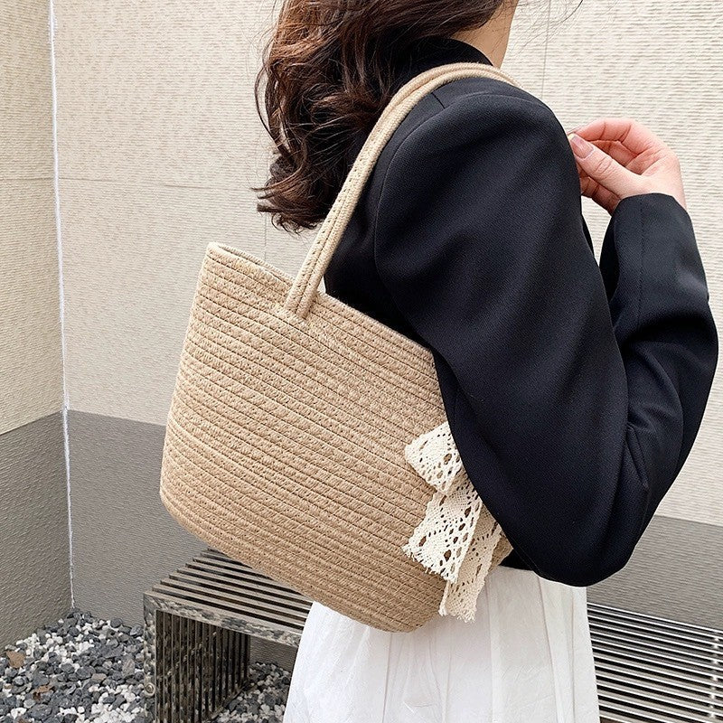 Damen Handtasche mit dekorativem Häkelband Karnz