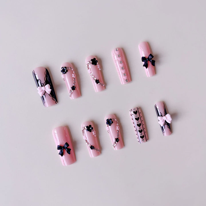 Kunstnagelset mit verspielten 3D-Rosen und eleganten Akzenten Karnz