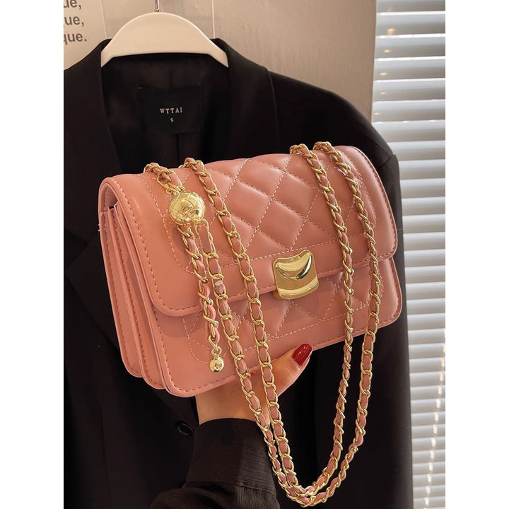 Gepolsterte Tasche mit Ketten-Detail Karnz