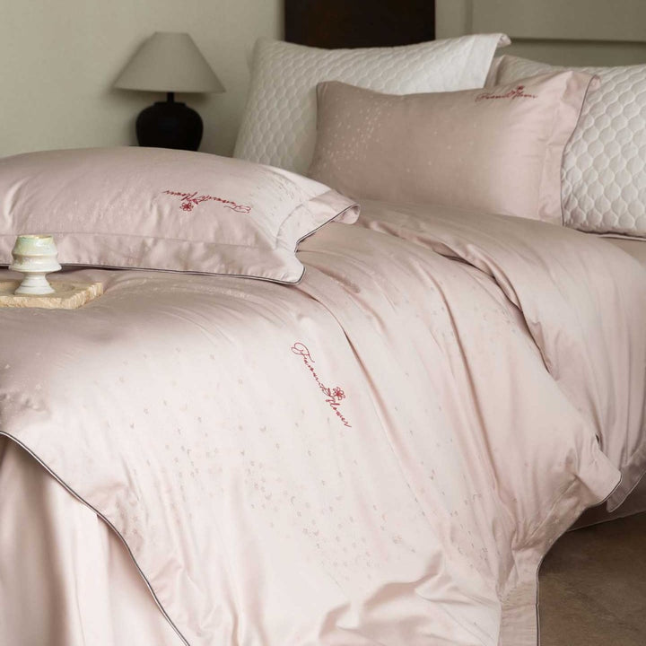 Luxuriöses Satin-Bettwäsche-Komplettset mit wattierter Überdecke und zarter Logo-Stickerei