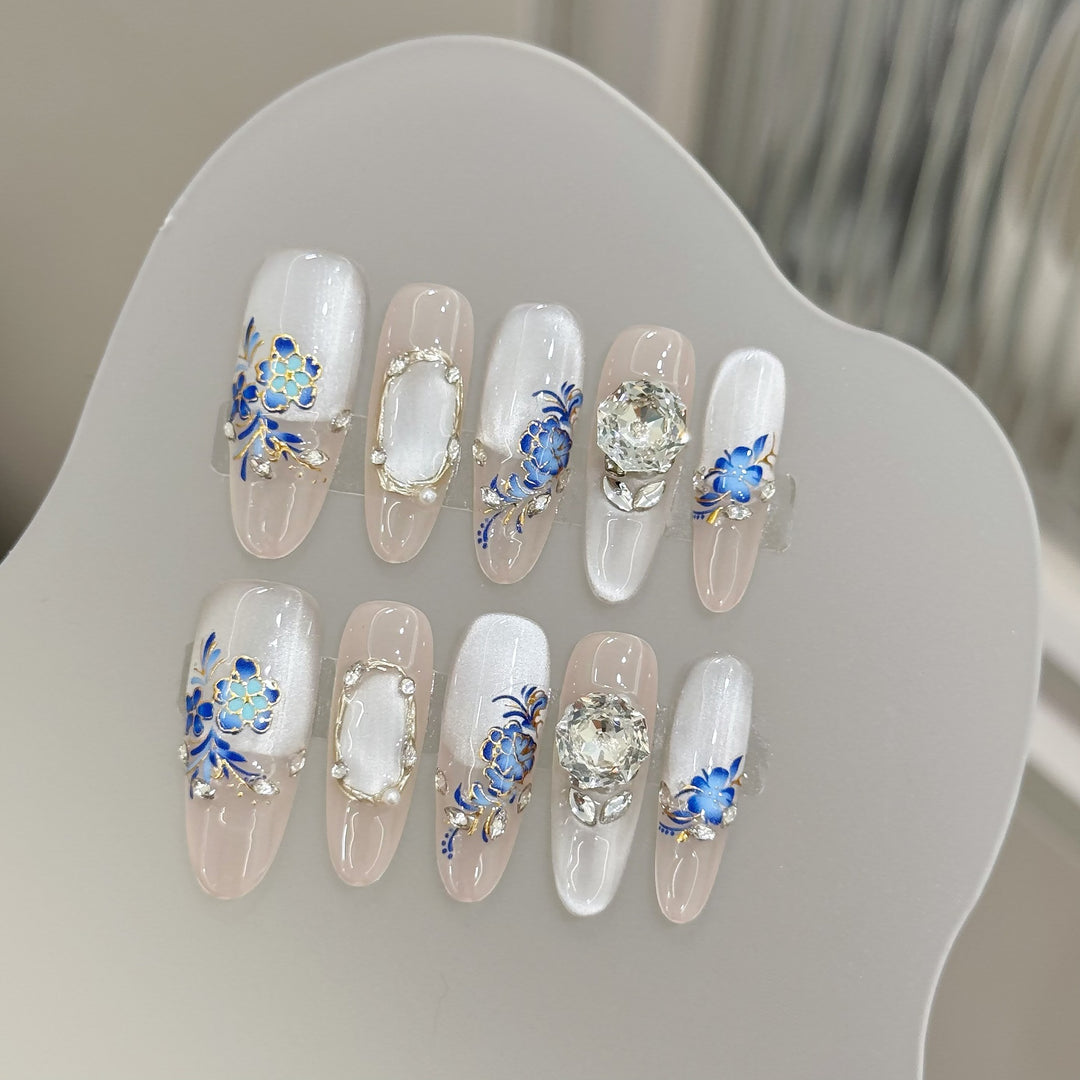 Blumengeschmücktes Press-On-Nagelset mit Edelsteinakzenten