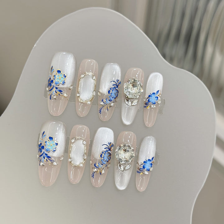 Blumengeschmücktes Press-On-Nagelset mit Edelsteinakzenten