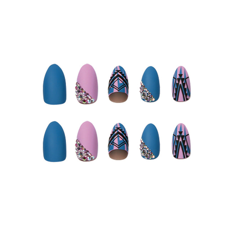 Kunstvolle Stiletto-Nägel mit modernen geometrischen Designs und Strassverzierungen Karnz