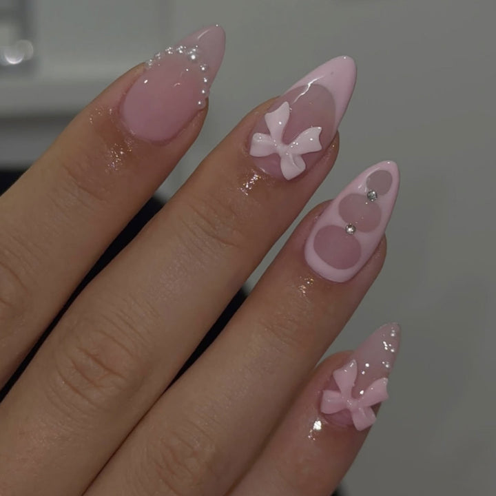 Kunstvolle Stiletto-Nägel mit filigranen Akzenten Karnz