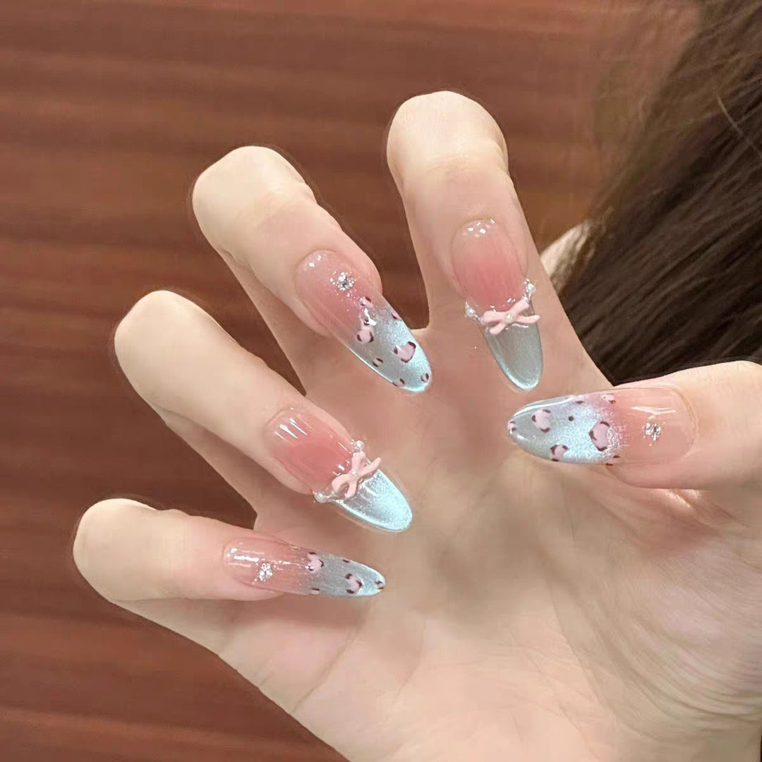 Künstlerisches Press-On Nail Set mit einzigartigen Designs Karnz