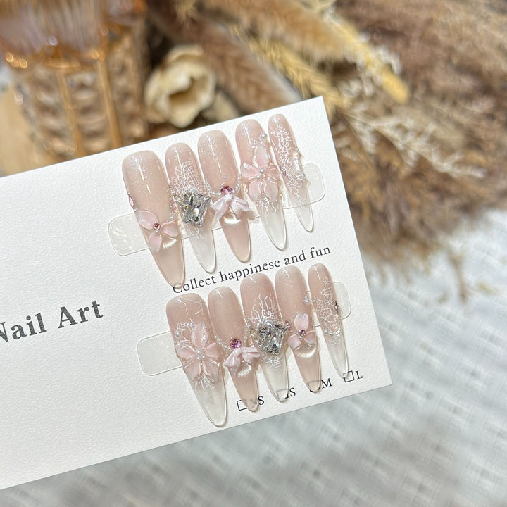 Dekoratives Press-On Nagelset mit floralen und Edelsteinakzenten Karnz