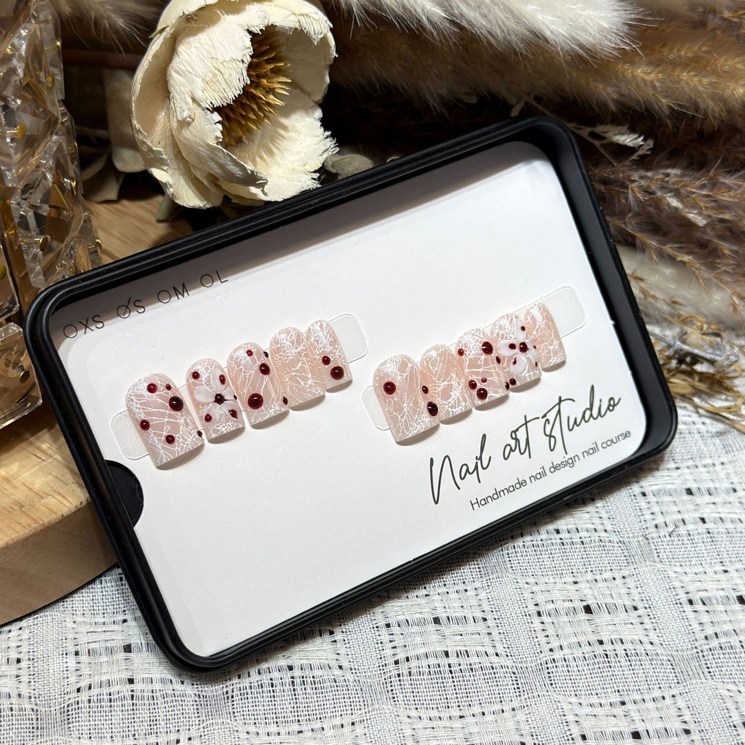 Künstlerisches Press-On Nagelkunst-Set mit einzigartigem Design Karnz