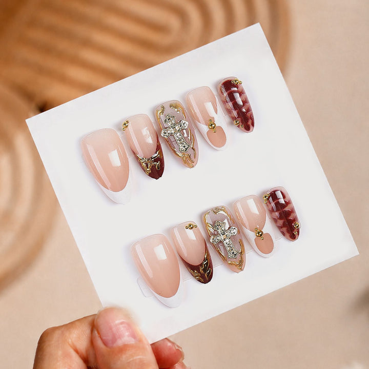 Premium dekoratives Press-On-Nagelkunstset mit goldenen Akzenten Karnz
