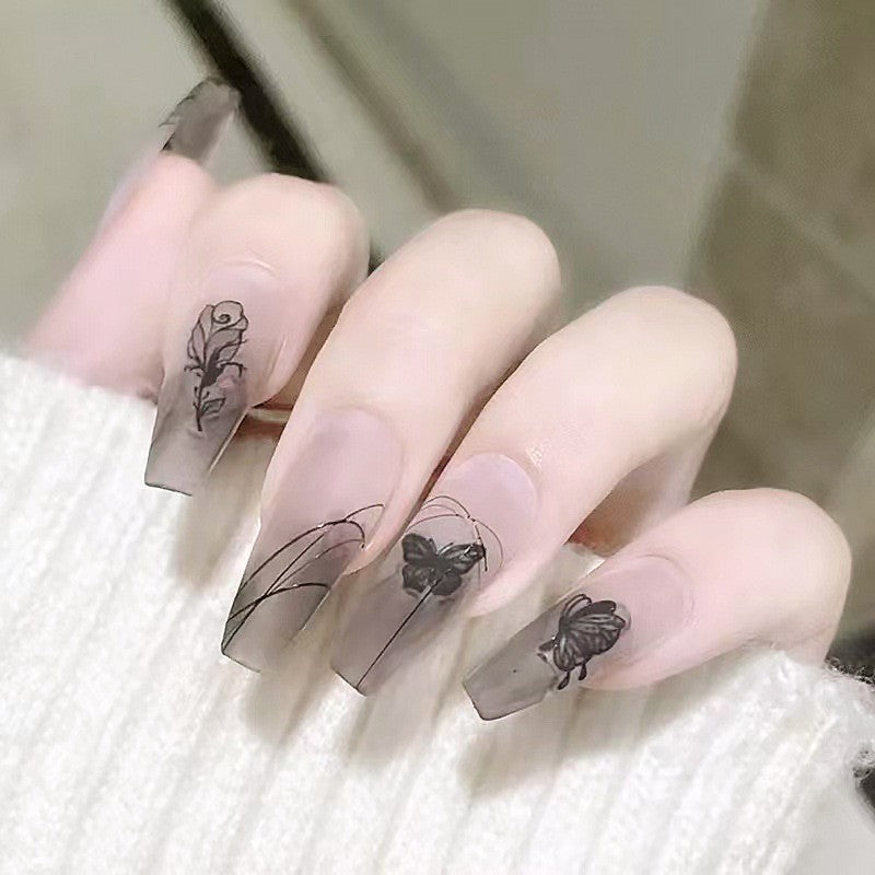 Kunstnagelset mit eleganten Blumendesign und filigranen Schmetterlingsmotiven Karnz