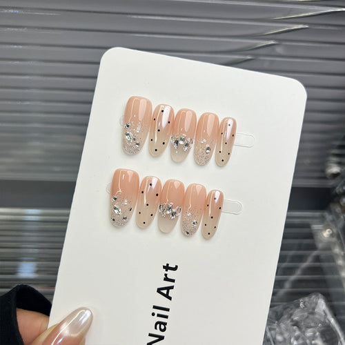 Elegantes Press-On Nagelkunstset mit Edelsteinakzenten