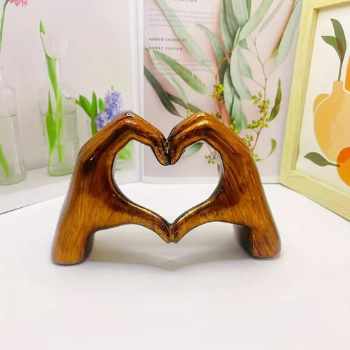 Herzförmige Holz-Handskulptur Karnz