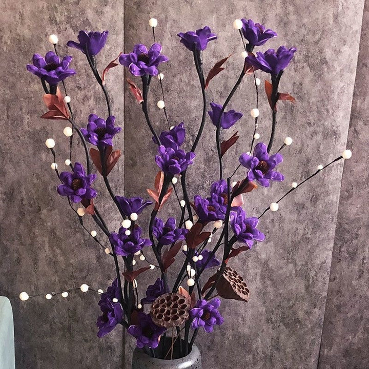Lebensechte dekorative Blumenarrangement