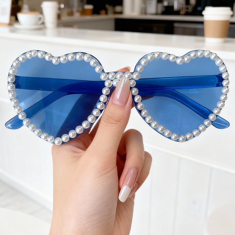Herzförmige Sonnenbrille mit Perlenakzenten Karnz