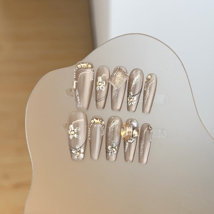 Florales Nagelkunst Press-On Set mit luxuriösen Akzenten
