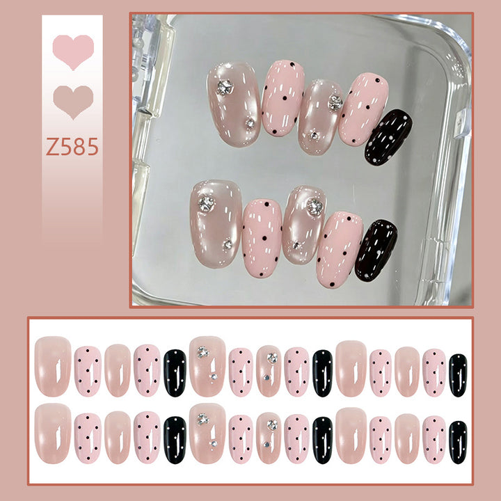Kunstnagelset mit glamourösen Strassakzenten und modernen Punkten Karnz