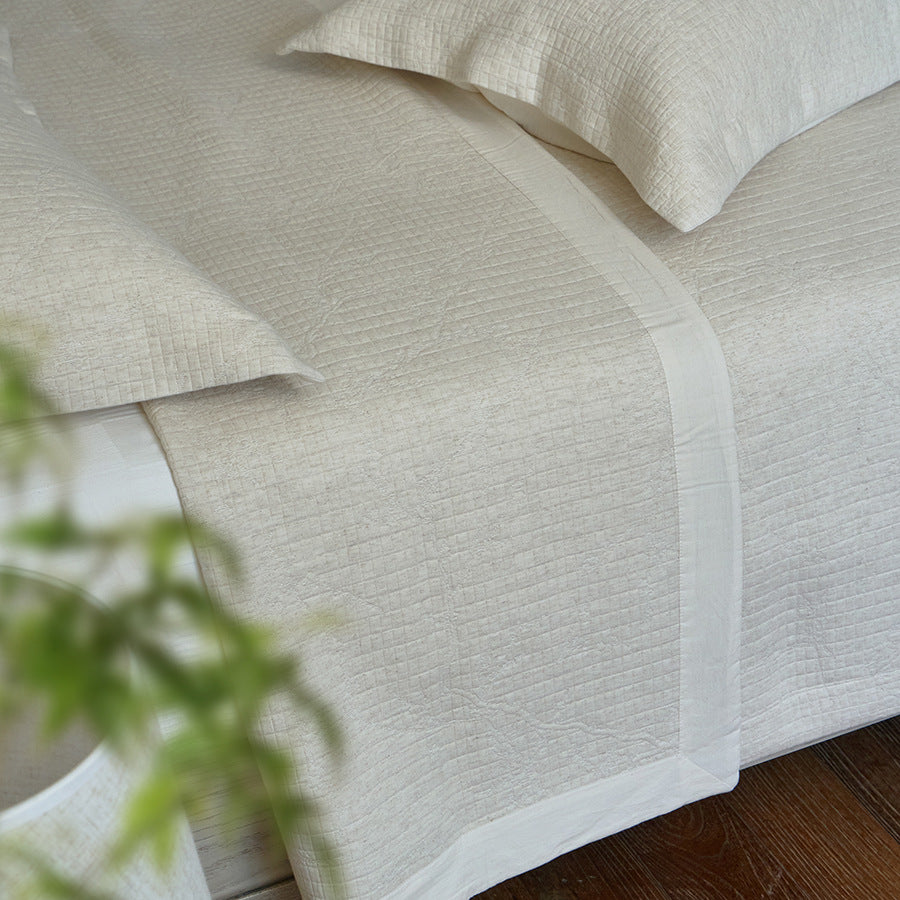 Gestepptes Jacquard-Bettüberwurf-Set mit gesticktem Blumenmotiv und passenden Kopfkissenbezügen