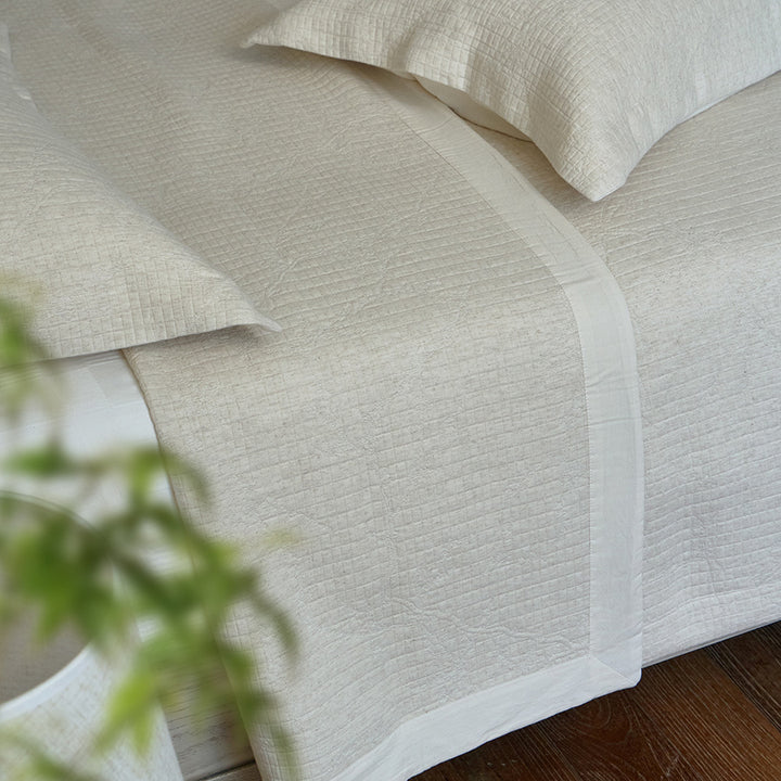 Gestepptes Jacquard-Bettüberwurf-Set mit gesticktem Blumenmotiv und passenden Kopfkissenbezügen