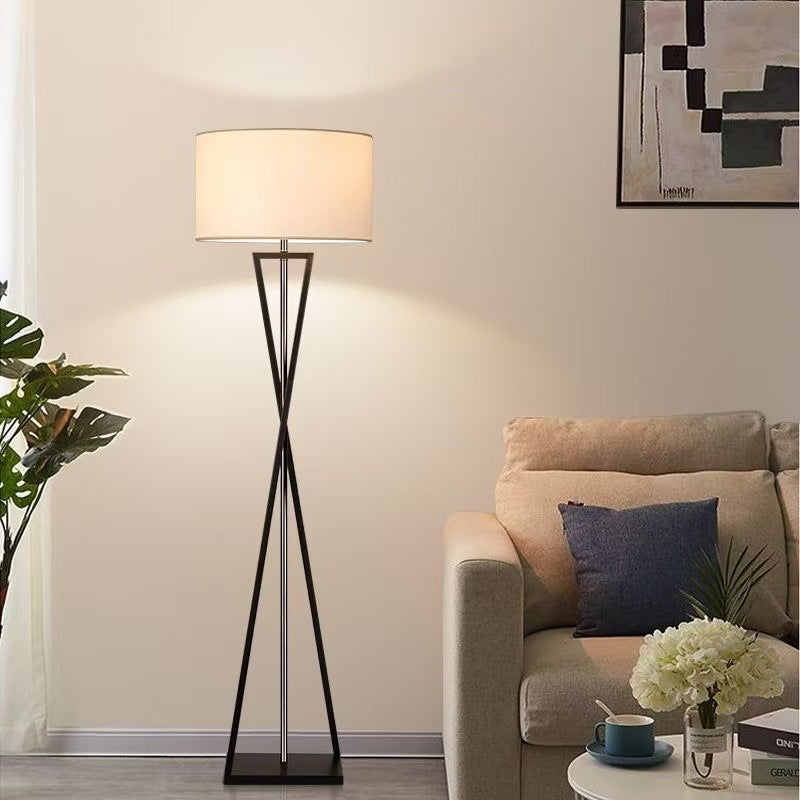 Moderne geometrische Stehlampe mit elegantem Stoffschirm