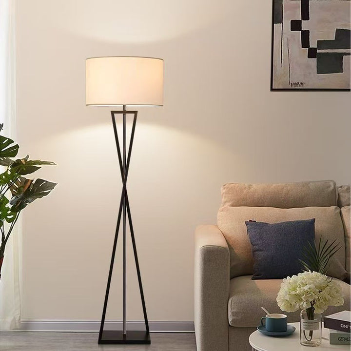 Moderne geometrische Stehlampe mit elegantem Stoffschirm
