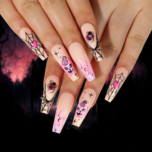 Kreative Nagelkunst mit Spinnennetz und Halloween-Motiv Karnz