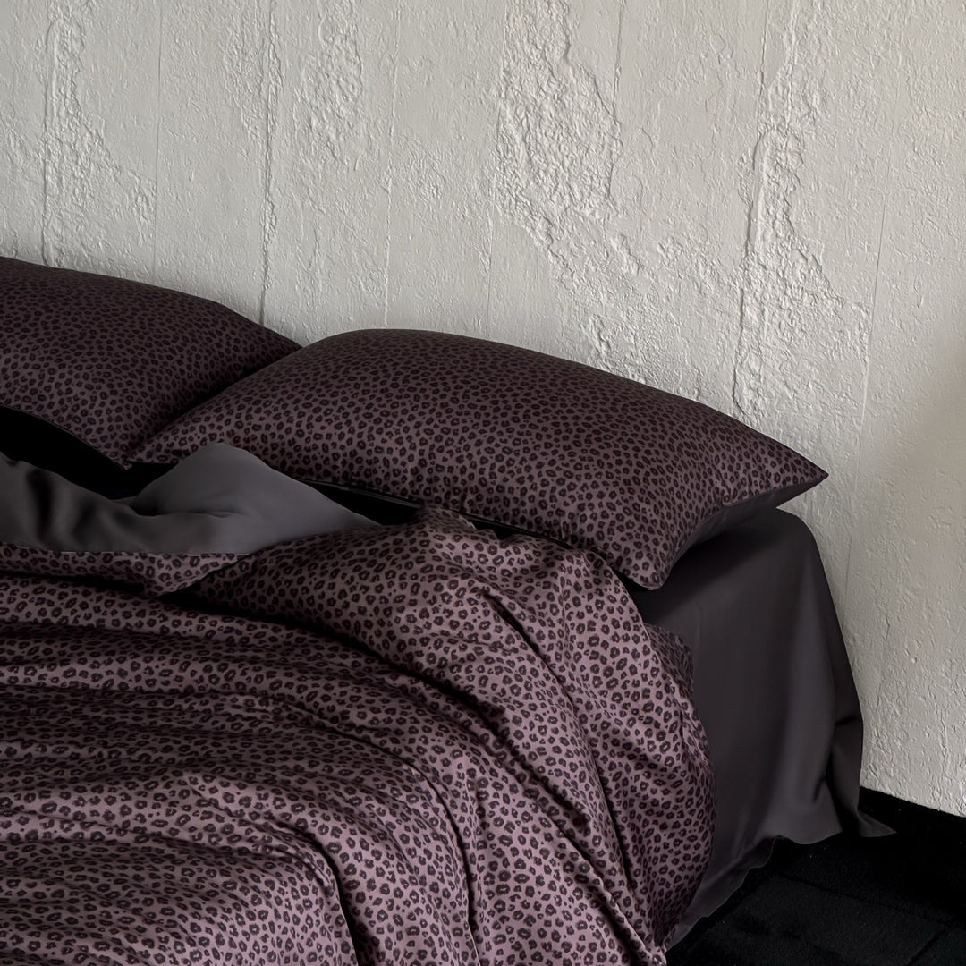 Wendbares Satin-Bettbezug-Set mit feinem Leopardenmuster und seidigem Griff