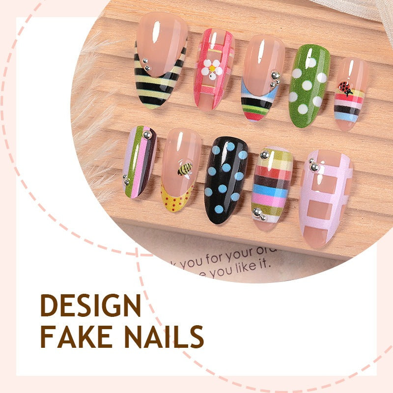 Kunstnagelset mit bunten Mustern und Glitzerdetails Karnz