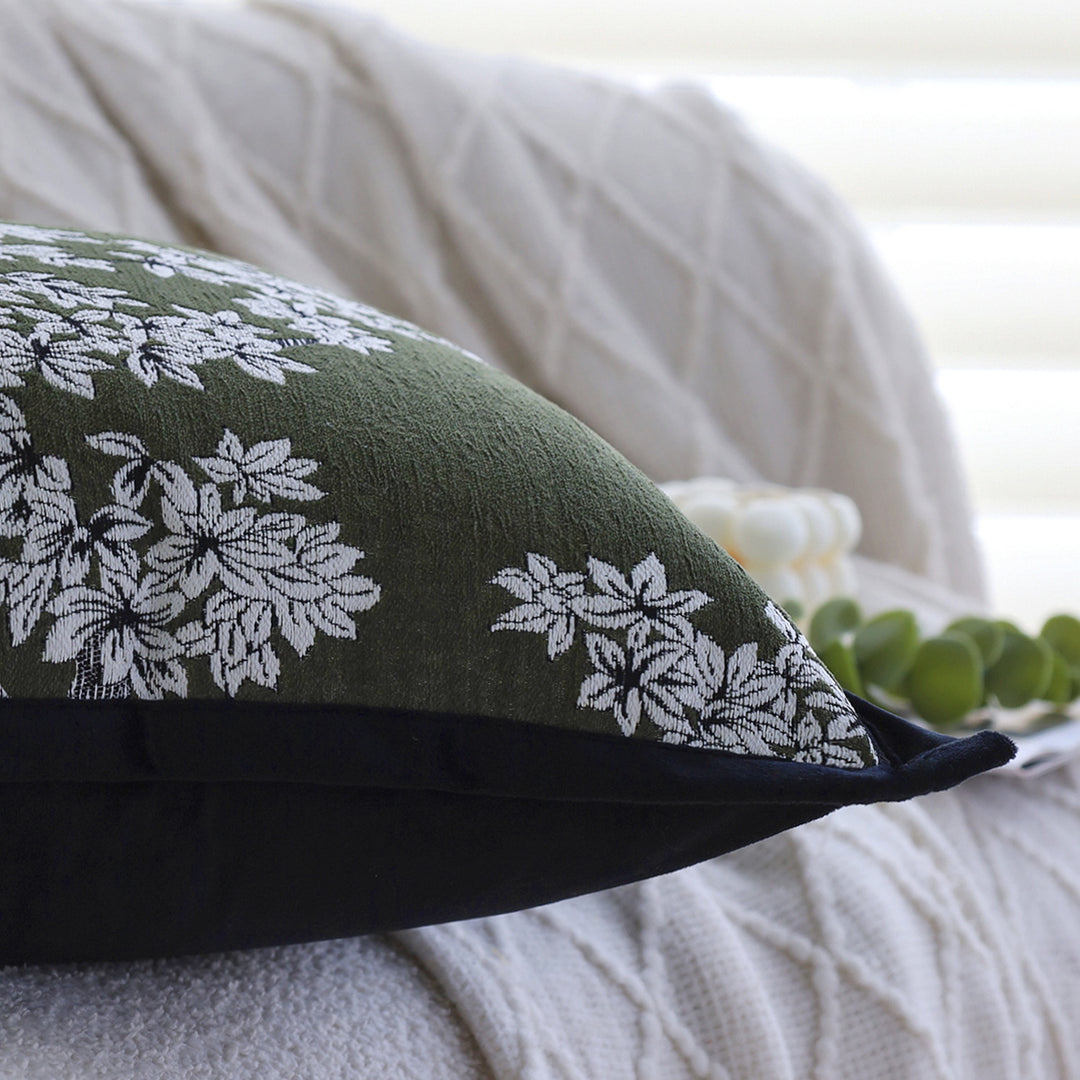 Quadratischer Zierkissenbezug mit besticktem Blumen-Jacquard und feiner Kedernaht Karnz