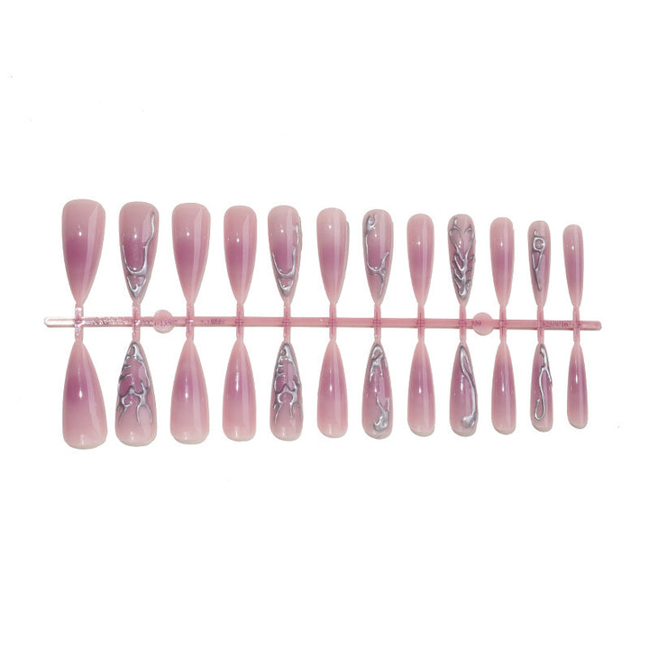 Kreatives Kunstnagelset mit elegantem Farbverlauf und marmorierten Details Karnz