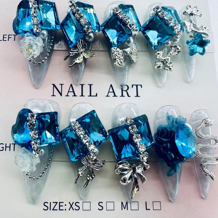 Glamouröse Nagelkunst mit Kristall- und Perlenakzenten Karnz