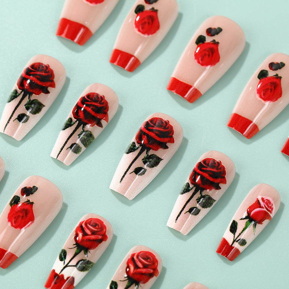 Kunstnägel mit romantischem Rosen-Design Karnz