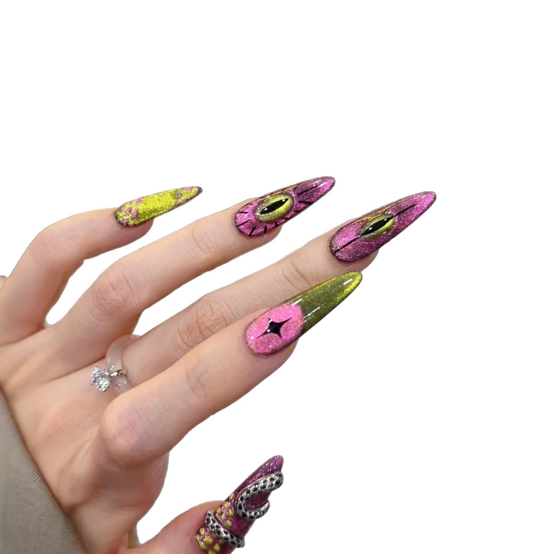 Künstlerisches Stiletto Press-On Nail Set mit einzigartigem Grafikdesign Karnz