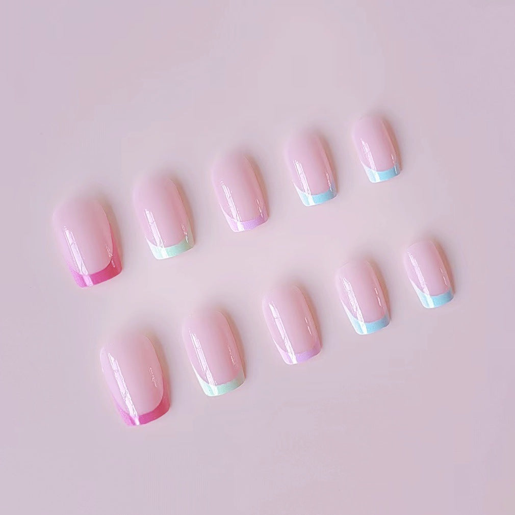 Kunstnagelset mit bunten Farbakzenten Karnz