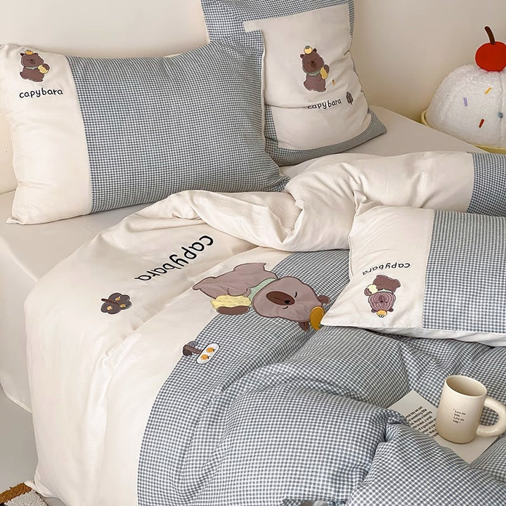 Baumwollsatin Capybara bestickter Bettbezug und Kissenbezug Set mit Gingham-Panel