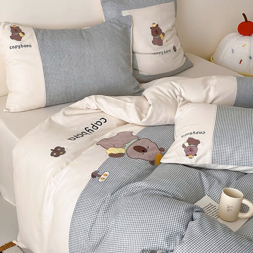 Baumwollsatin Capybara bestickter Bettbezug und Kissenbezug Set mit Gingham-Panel