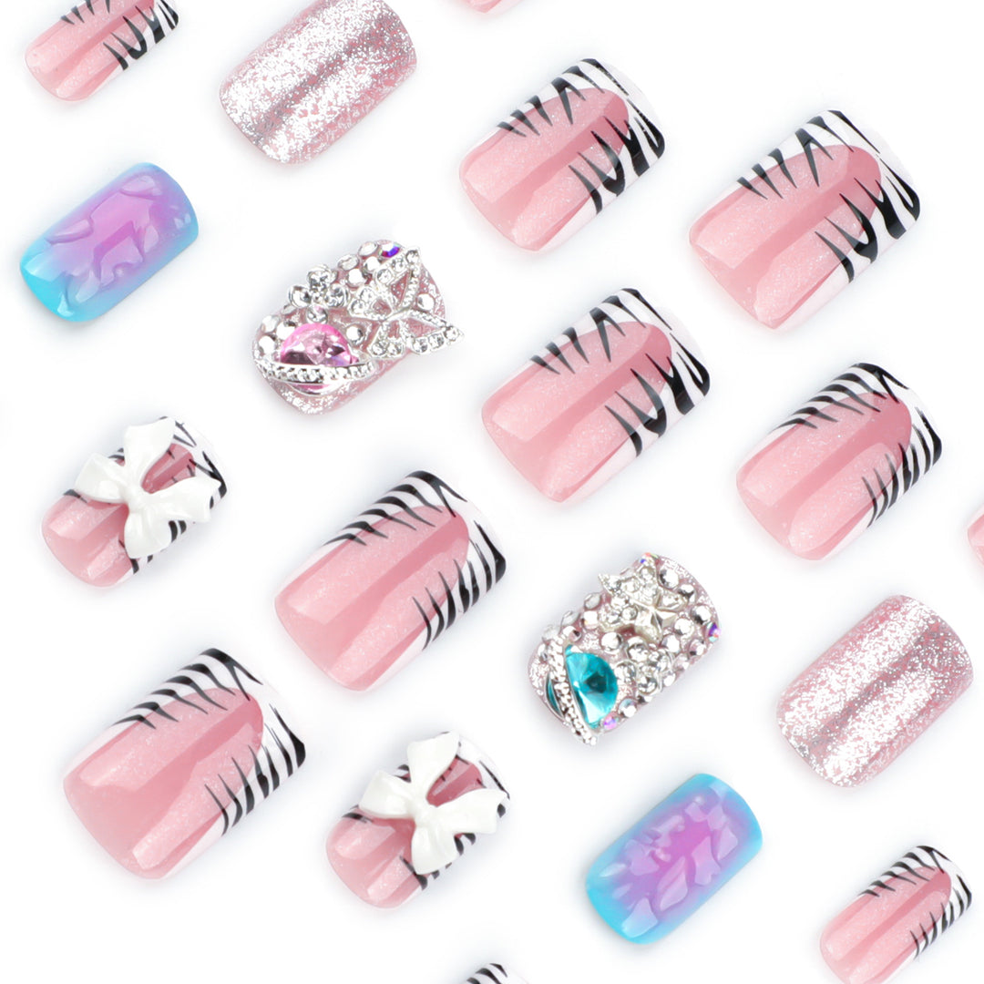 Kunstvolle Nagelkunst mit Glitzer und 3D-Details Karnz