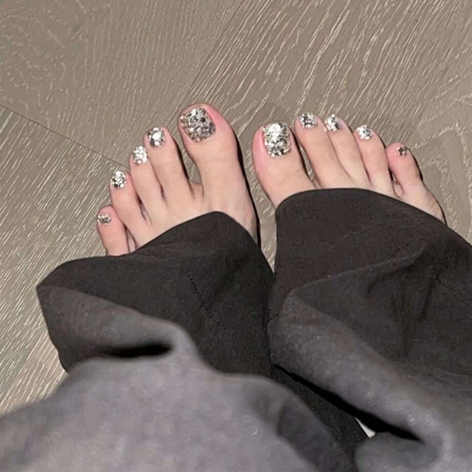 Dekorative Glitzernde Fußnagelkunst Karnz