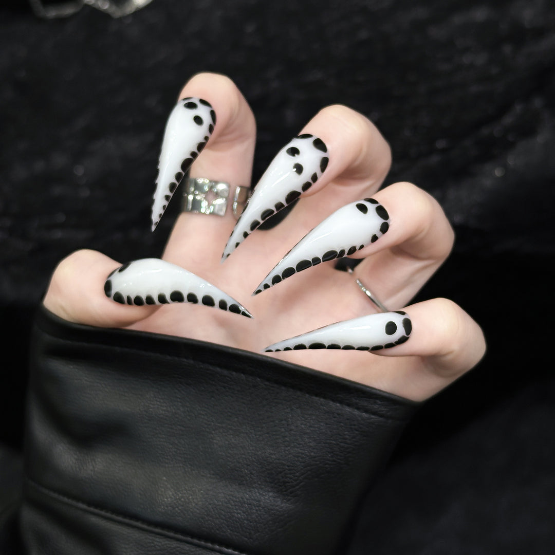 Elegante Stiletto Press-On Nägel mit gepunktetem Design