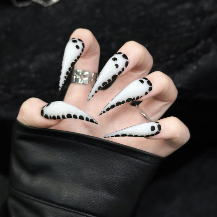 Elegante Stiletto Press-On Nägel mit gepunktetem Design