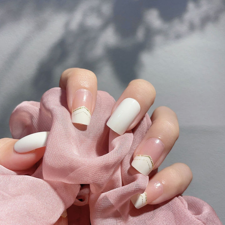 Elegantes Press-On-Nagelspitzen-Set mit geometrischen Akzenten