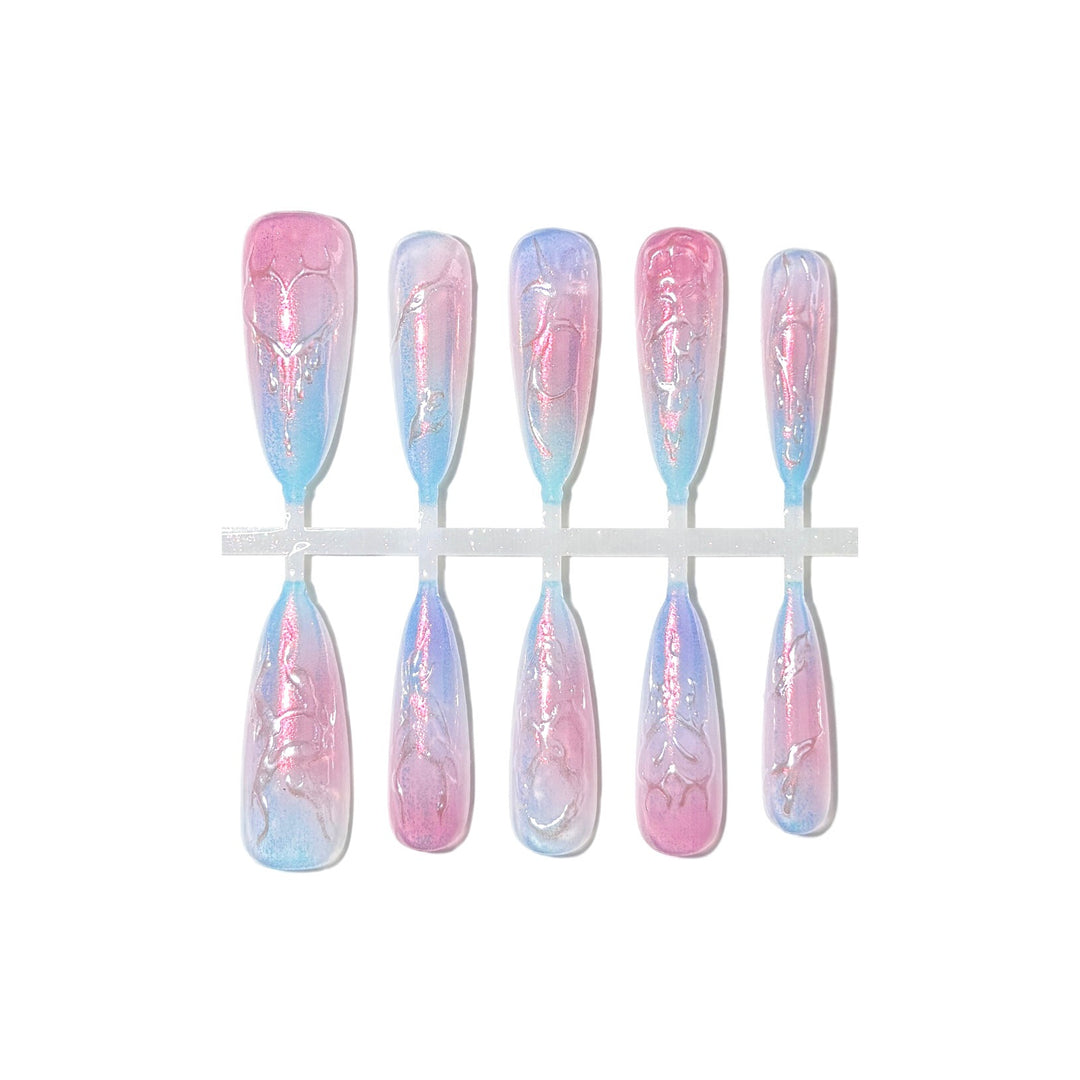 Künstlerisches Press-On-Nagelset mit irisierenden Details